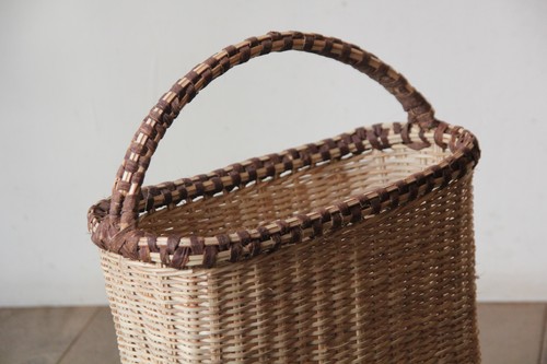 椰子と木皮の素朴なスクエアバスケット