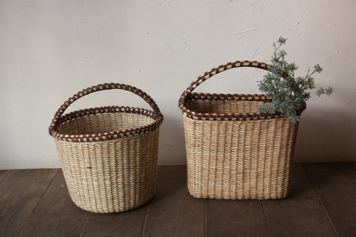 椰子と木皮の素朴なスクエアバスケット