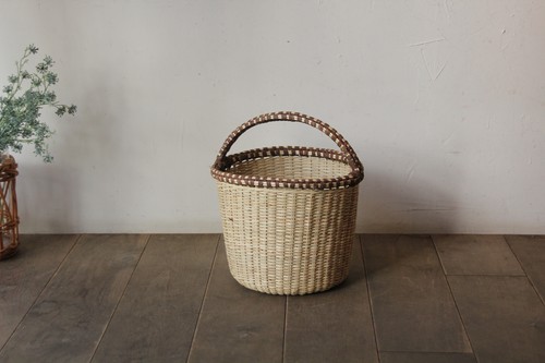椰子と木皮の素朴なラウンドバスケット