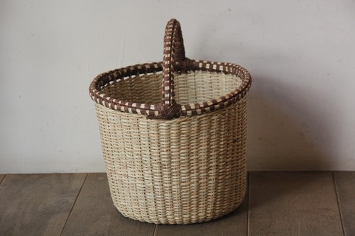 椰子と木皮の素朴なラウンドバスケット