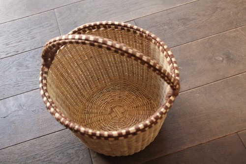椰子と木皮の素朴なラウンドバスケット