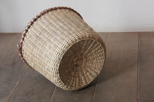 椰子と木皮の素朴なラウンドバスケット