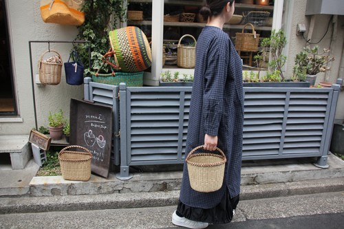 椰子と木皮の素朴なラウンドバスケット