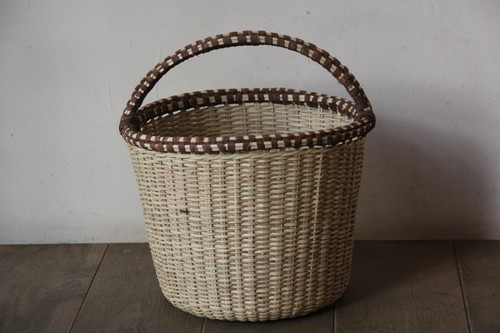 椰子と木皮の素朴なラウンドバスケット