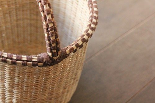 椰子と木皮の素朴なラウンドバスケット