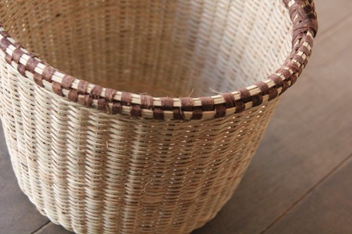 椰子と木皮の素朴なラウンドバスケット