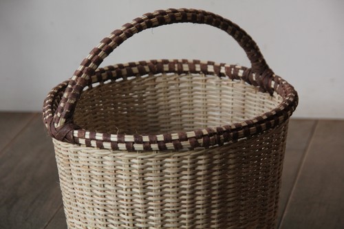 椰子と木皮の素朴なラウンドバスケット